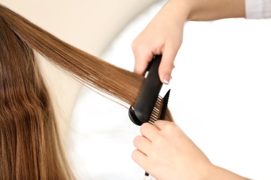 Técnica profesional de alisado en peluquería Nueva Imagen